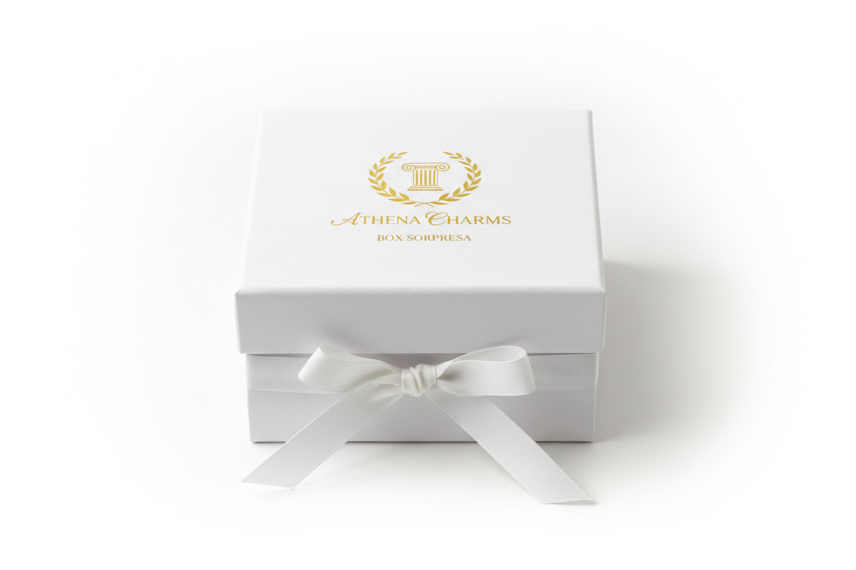 scatola bianca a sorpresa con logo athena charms con sopra colonna greca contornata da corona d'alloro, logo in oro e scatola bianca con sotto scritto box sorpresa